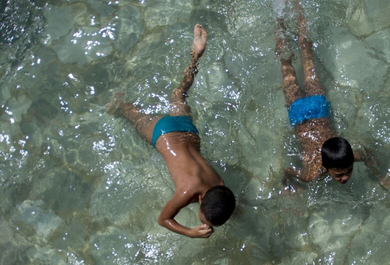 Calor intenso lota parques aquáticos de clubes de toda a região