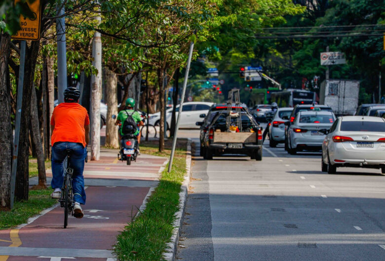 Detran-SP lança guia para orientar condutores sobre ciclomotores e equipamentos autopropelidos