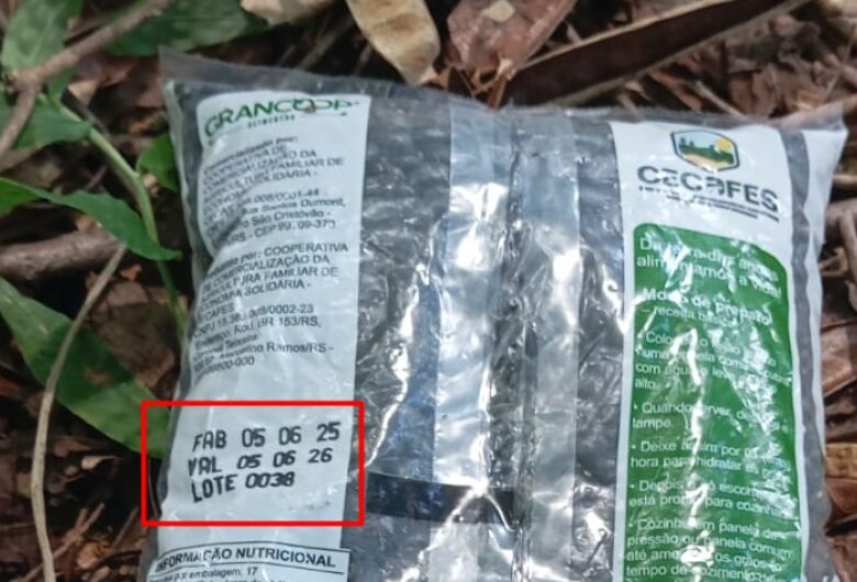 URE investiga pacotes de feijão dentro da validade encontrados jogados ao lado de córrego