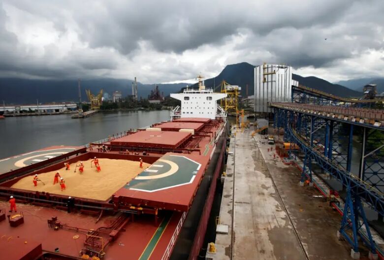 Novo tarifaço de Trump deve exigir intenso trabalho diplomático do governo brasileiro, alerta economista são-carlense