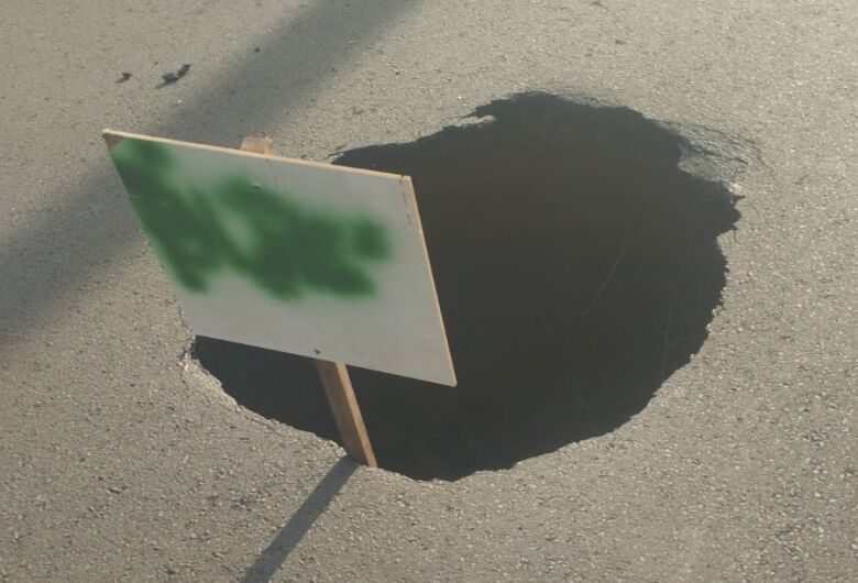 Moradores denunciam buraco perigoso em esquina do Jardim Medeiros