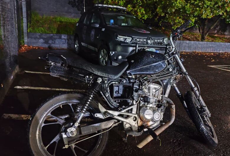 Moto furtada é recuperada pela GCM no Jardim Zavaglia; dupla foi detida