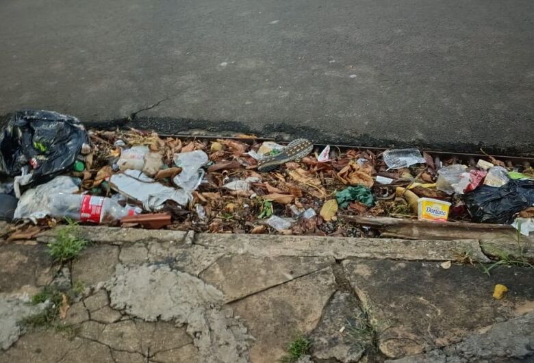 Bueiros entupidos preocupam moradores na rua São Joaquim no Centro
