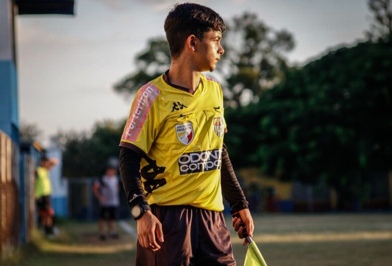 Com apenas 14 anos, jovem de São Carlos se forma em curso de arbitragem e desponta como revelação
