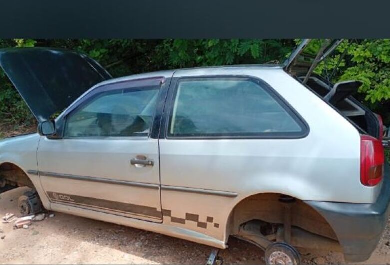 Gol roubado na região do CDHU da Vila Isabel é encontrado depenado no Jardim Tangará