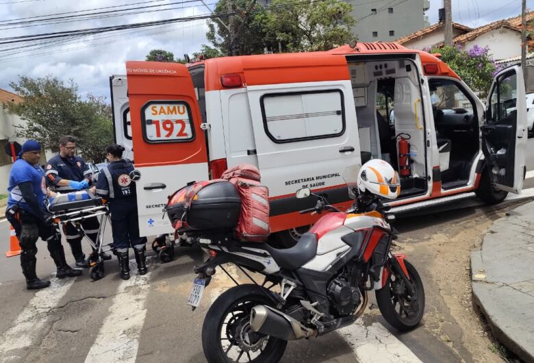 Motociclista fica ferido após colisão no Centro