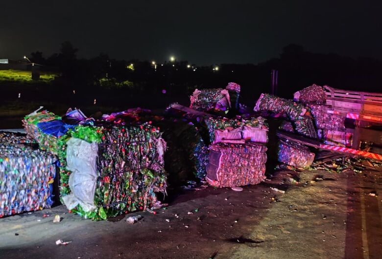 Carga de 15 toneladas de garrafas PET se espalha e interdita alça de acesso da SP-310 em São Carlos