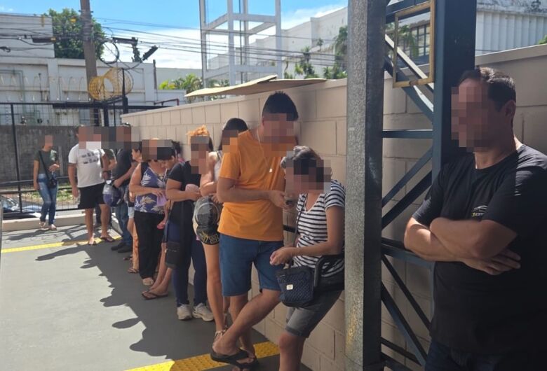 Usuários reclamam de filas e falta de entrega de encomendas no Correios da Vila Isabel