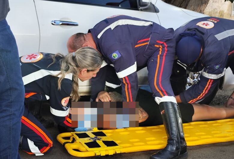 Colisão entre carro e moto deixa jovem ferido na Vila Carmem