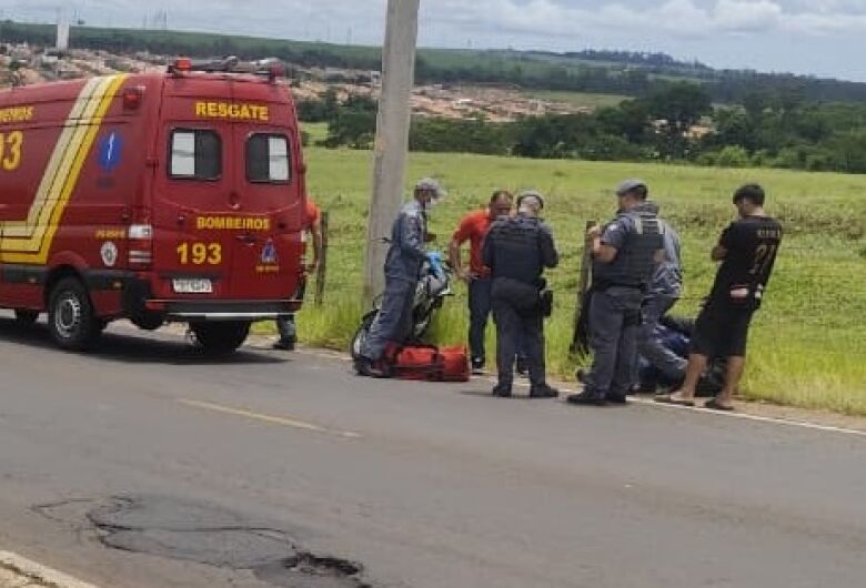 Colisão entre carro e moto deixa motociclista ferido na estrada vicinal Manoel Nunes