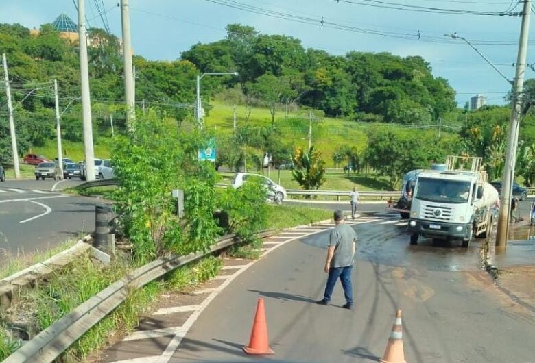 Região do shopping é interditada para limpeza após alagamento