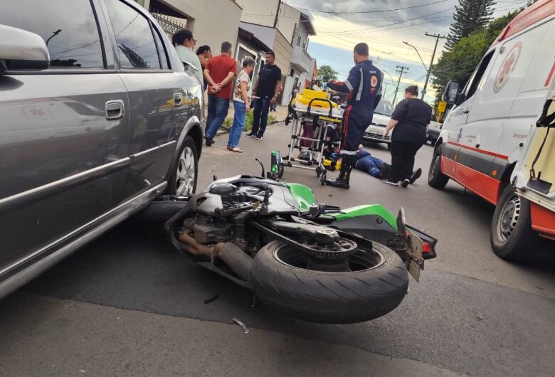 Caminhão estacionado irregularmente provoca acidente entre carro e moto no Jardim Beatriz