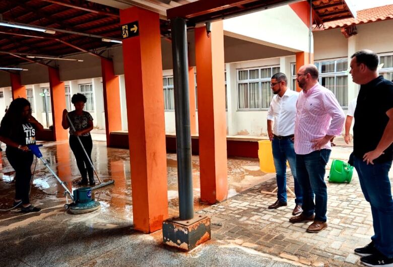 Prefeito vistoria obras e manutenção em unidades escolares da rede municipal