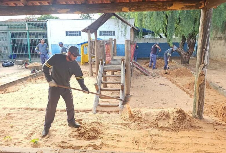 Prefeitura realiza substituição das caixas de areia em escolas municipais