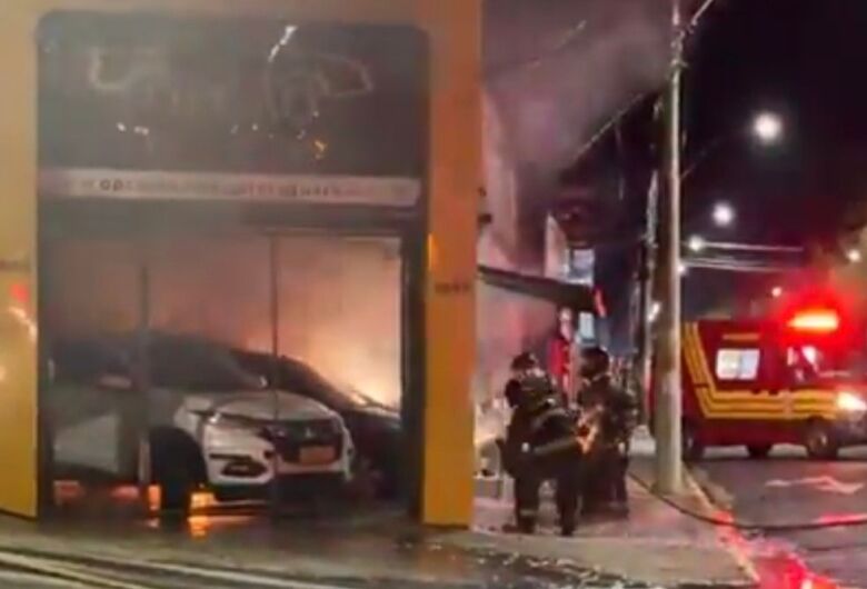 Criminoso ateia fogo em garagem de veículos na região