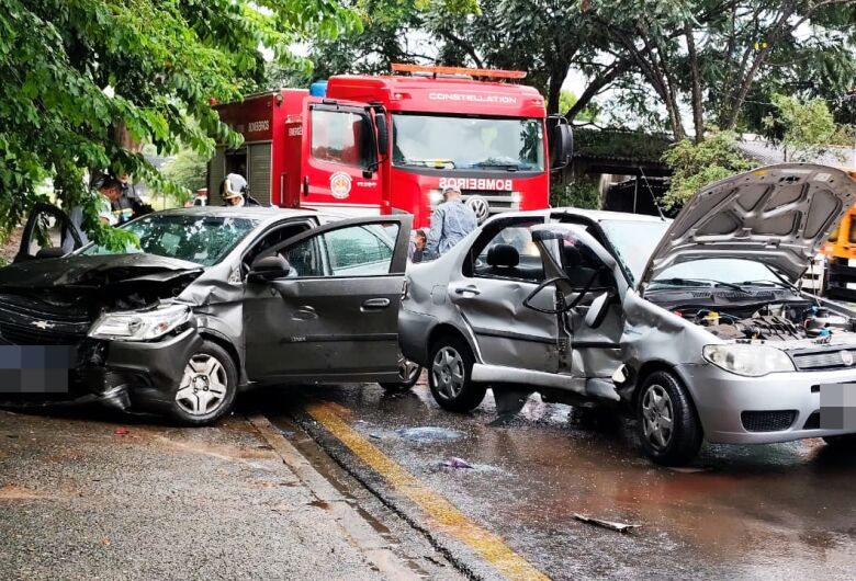 Aquaplanagem provoca acidente e deixa dois feridos na Avenida da Integração no Cidade Aracy