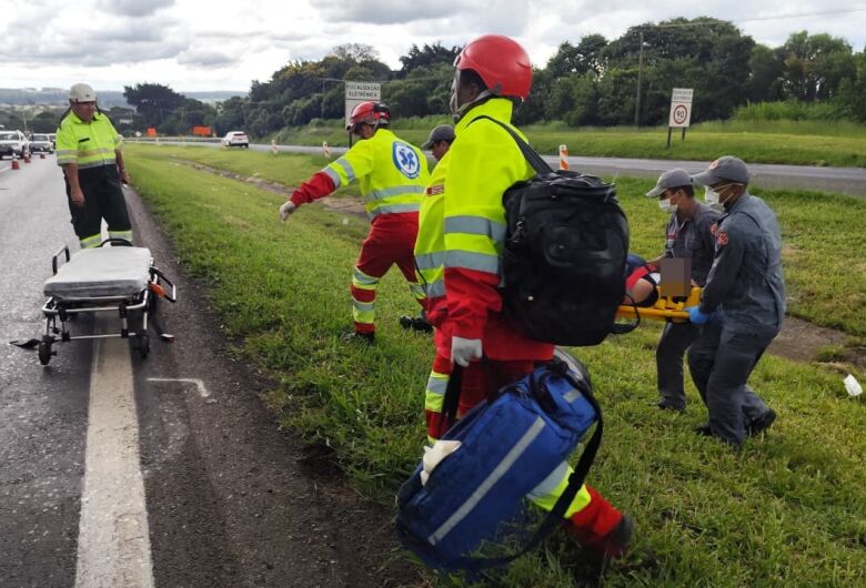 Colisão entre moto e caminhão deixa mulher ferida na Rodovia Washington Luís
