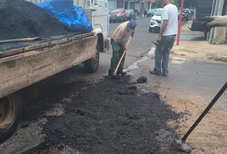 Prefeitura realiza reparo em buraco de cruzamento no Santa Felícia