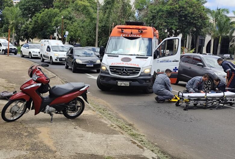 Colisão entre carro e moto deixa motociclista ferida próximo a USP