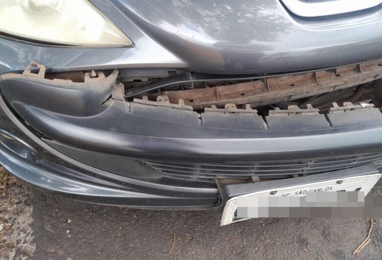 Motorista foge após atingir veículo estacionado no Santa Felícia; veja vídeo