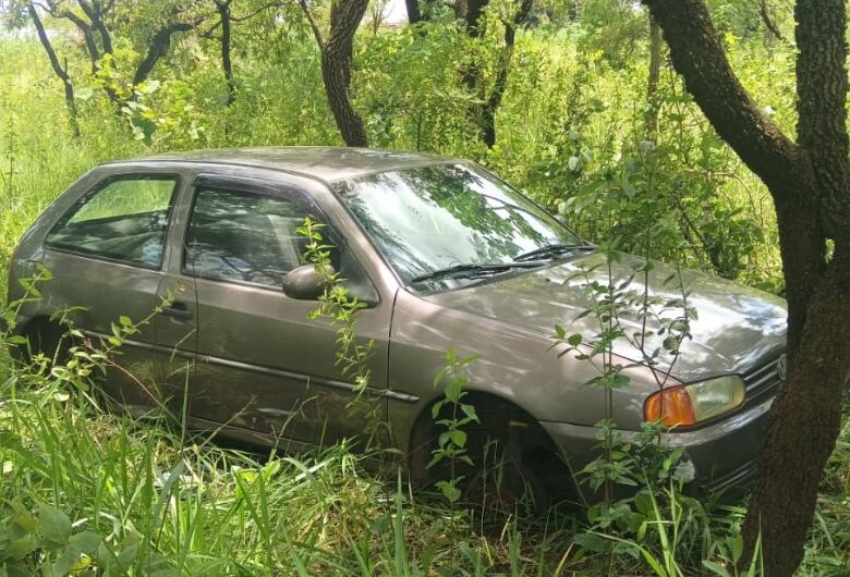 Veículo é localizado abandonado em área de mata no Antenor Garcia