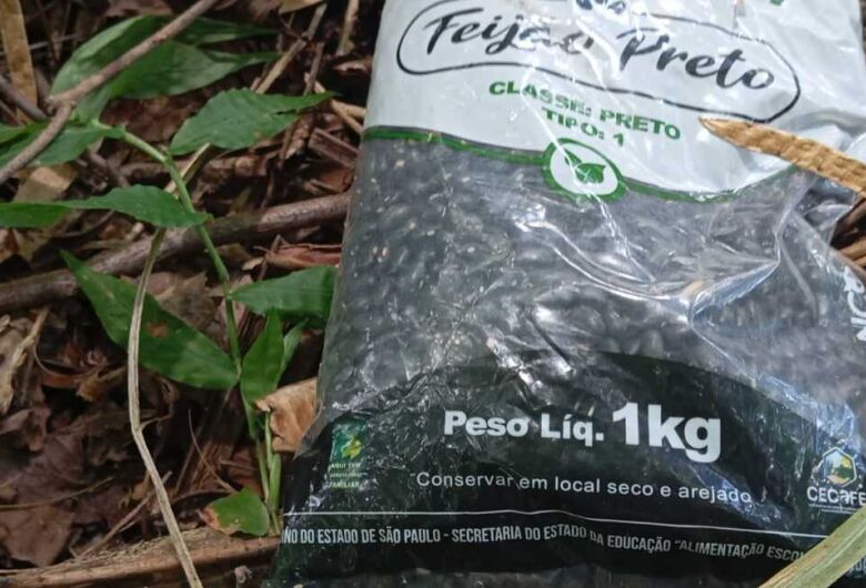 Mais de 20 pacotes de feijão são encontrados abandonados às margens de córrego