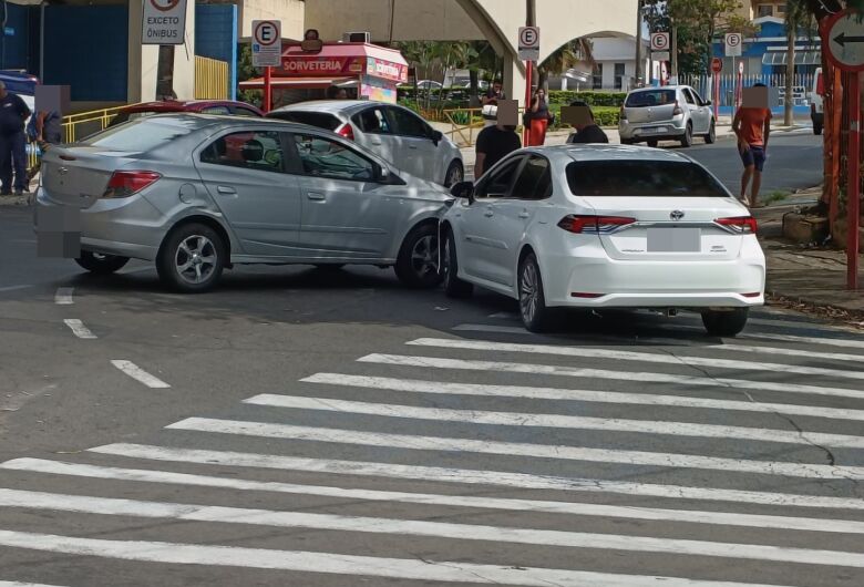 Colisão entre Corolla e Prisma é registrada em frente à rodoviária