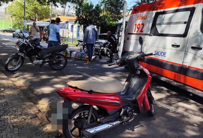 Colisão deixa motociclista de aplicativo ferido no Centro