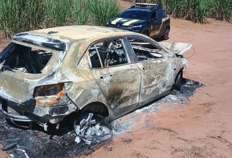 Veículo roubado é encontrado incendiado em estrada rural de Ibaté