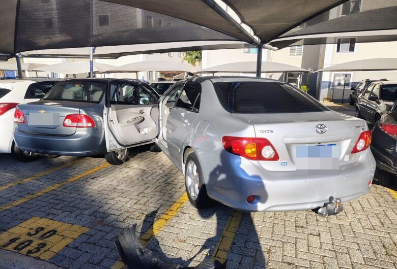 Mulher passa mal ao volante e colide contra quatro veículos em condomínio na região do shopping