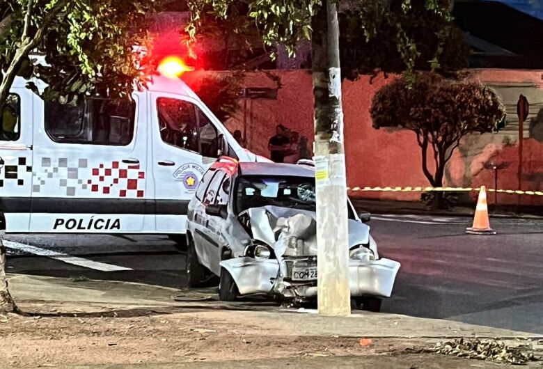 Motorista morre após bater carro em poste na região