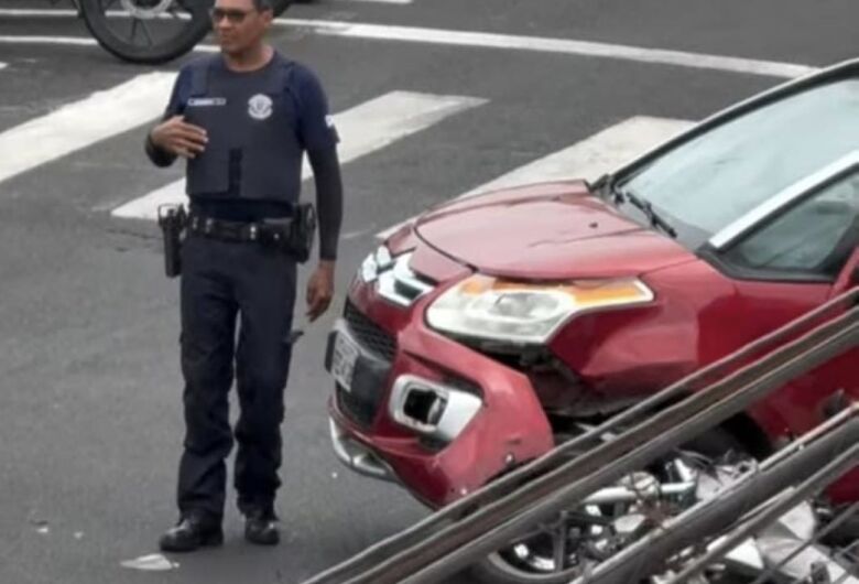 Motociclista fica ferida em acidente entre carro e moto em Ibaté