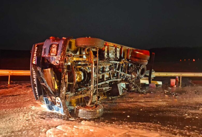 Acidente com caminhão deixa três feridos na SP-318