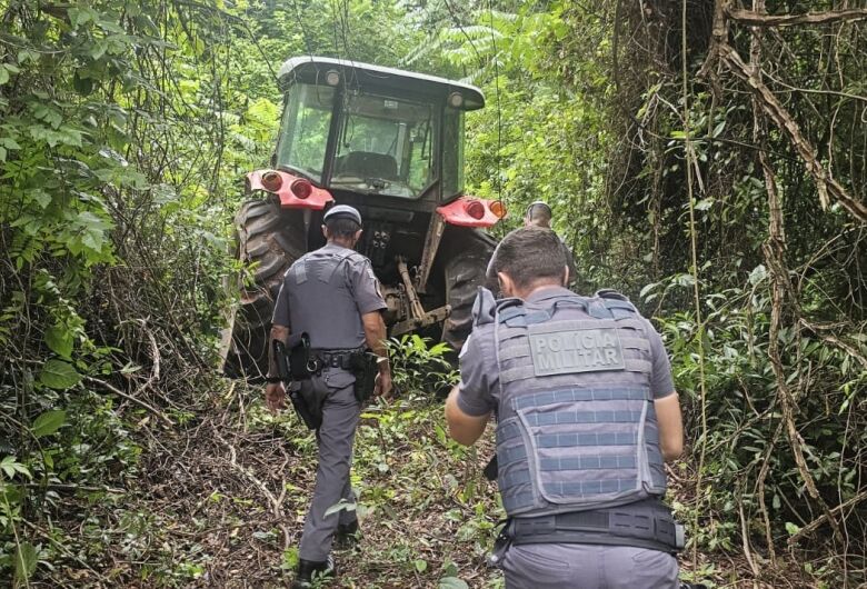 Trator roubado em Pirassununga é localizado em área de mata em Itirapina após ação da PM