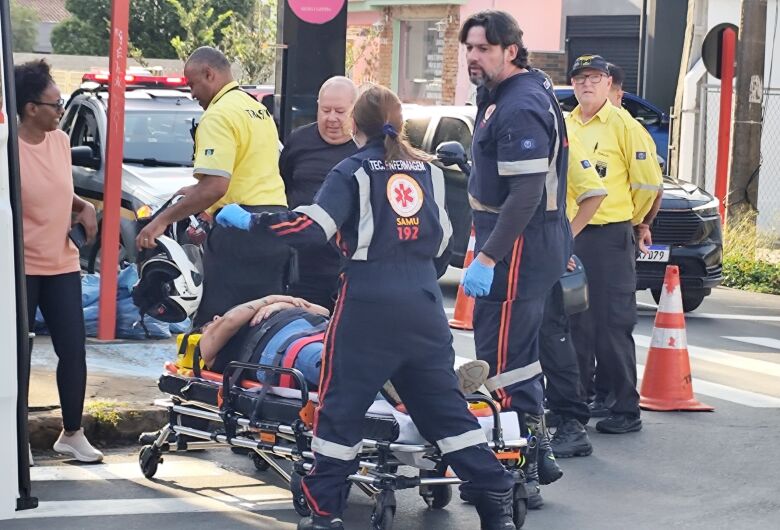 Carro avança sinal de pare e causa acidente no Centro 