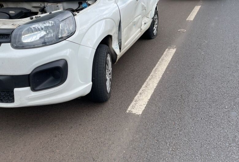 Colisão entre carro e caminhão é registrada na SP-318