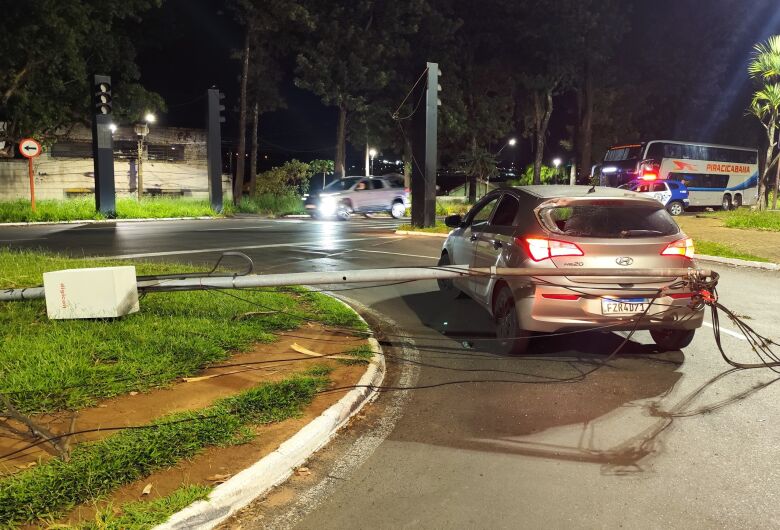 Caminhão puxa fiação e derruba poste em frente ao cemitério na Avenida São Carlos