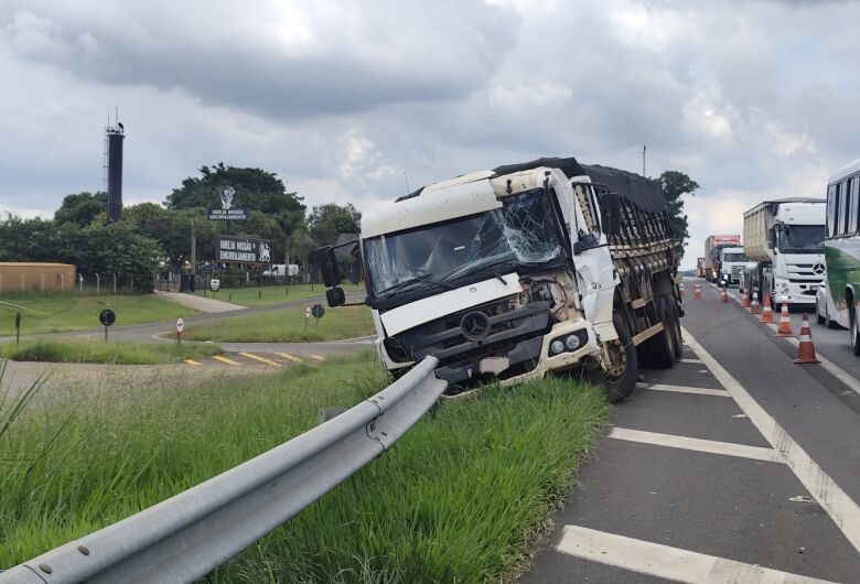 Colisão traseira entre caminhões é registrada na Rodovia Washington Luís