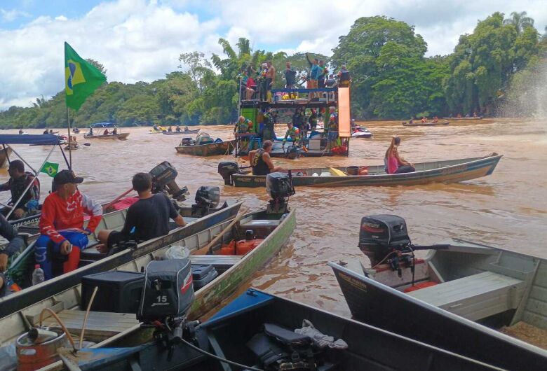 Passeio de boia pelo Rio Mogi Guaçu reúne centenas de participantes; veja fotos