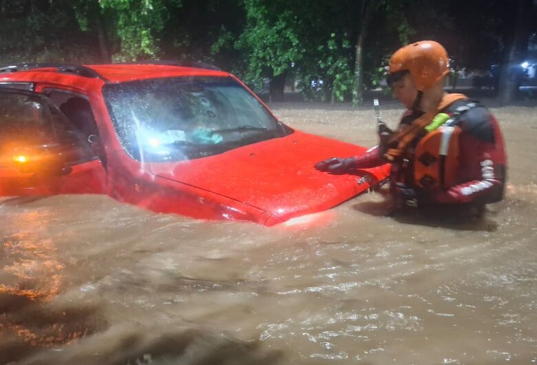 Chuva de 130 milímetros provoca alagamentos e deixa veículos ilhados; veja fotos 
