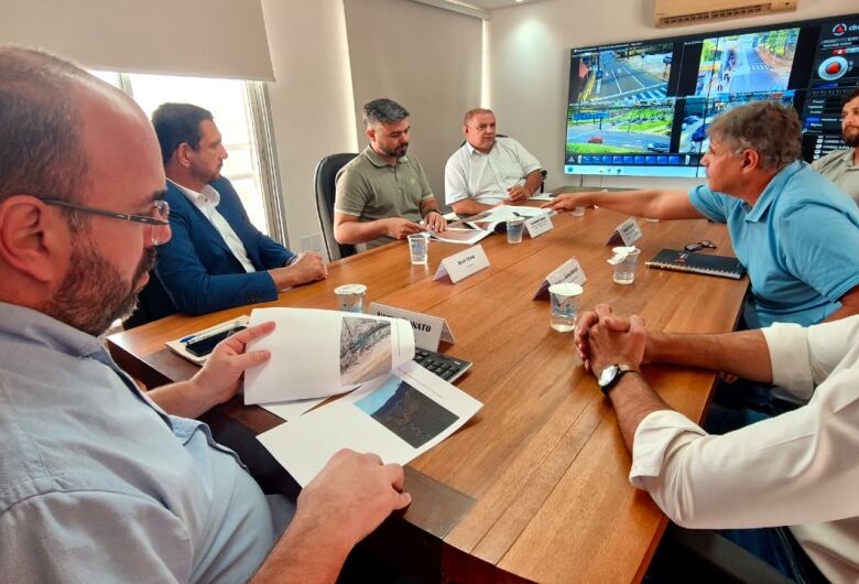Prefeitura recebe relatório do CREA-SP sobre inspeção de pontes e viaduto