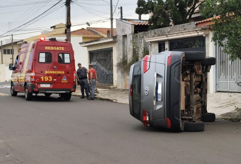 Veículo tomba após colisão com árvore no Portal do Sol