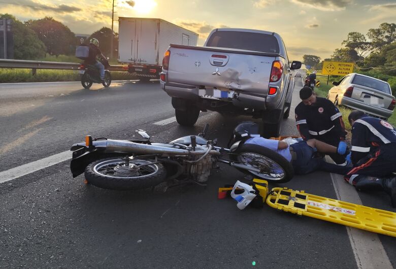 Motociclista sofre fratura exposta após colisão traseira na SP-310