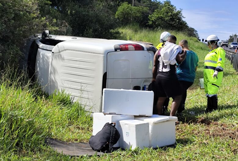 Fiorino capota na SP-318, em São Carlos