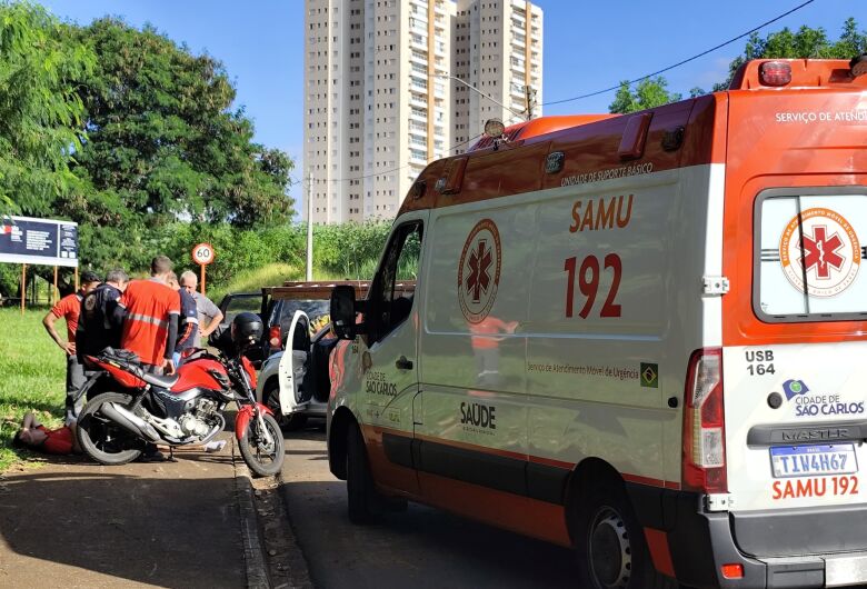 Motociclista fica ferido após queda na Avenida Comendador Alfredo Maffei