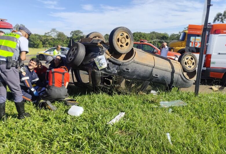 Carro capota após colisão na SP-215; quatro pessoas ficam feridas