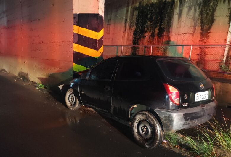 Motorista fica ferido após colidir carro contra pilar do pontilhão da Praça Itália 