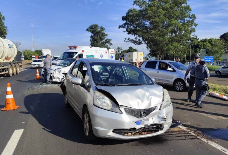 Engavetamento com cinco veículos deixa duas pessoas feridas na WL