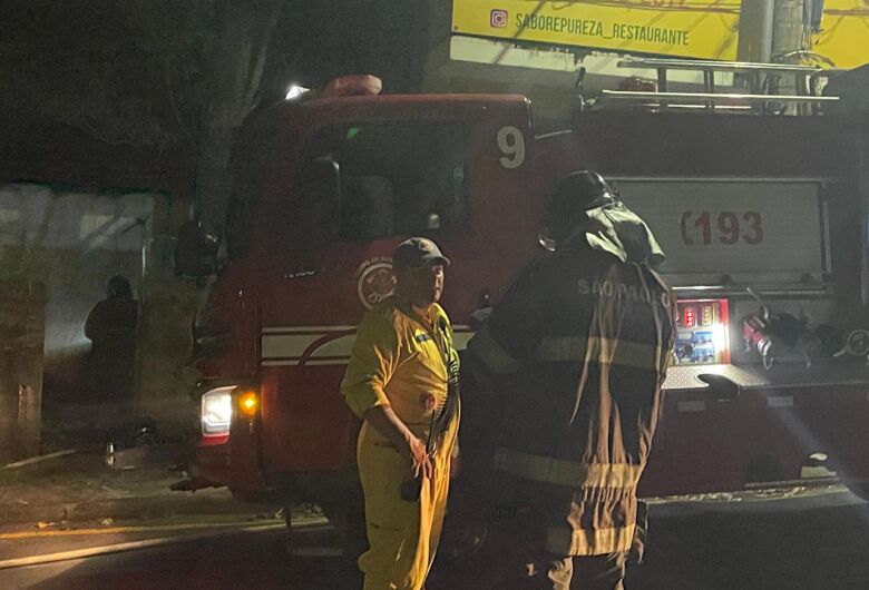 Incêndio atinge imóvel utilizado por moradores de rua na região da Santa Casa