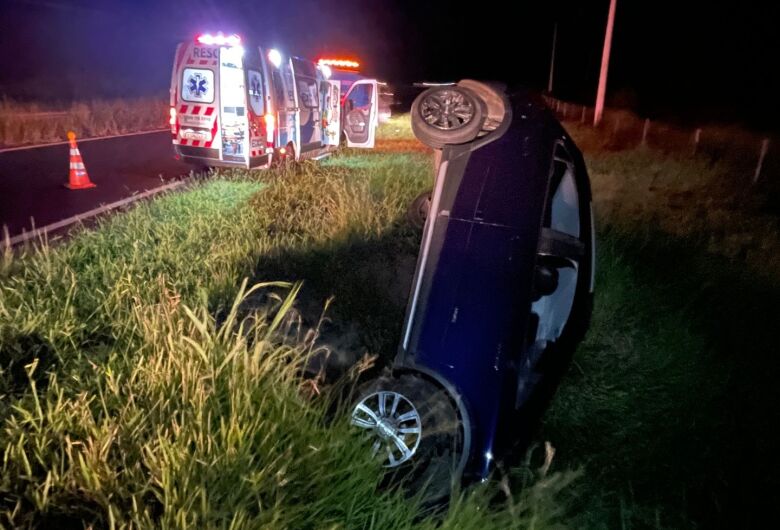 Motorista capota carro após ser fechado na alça da SP-215